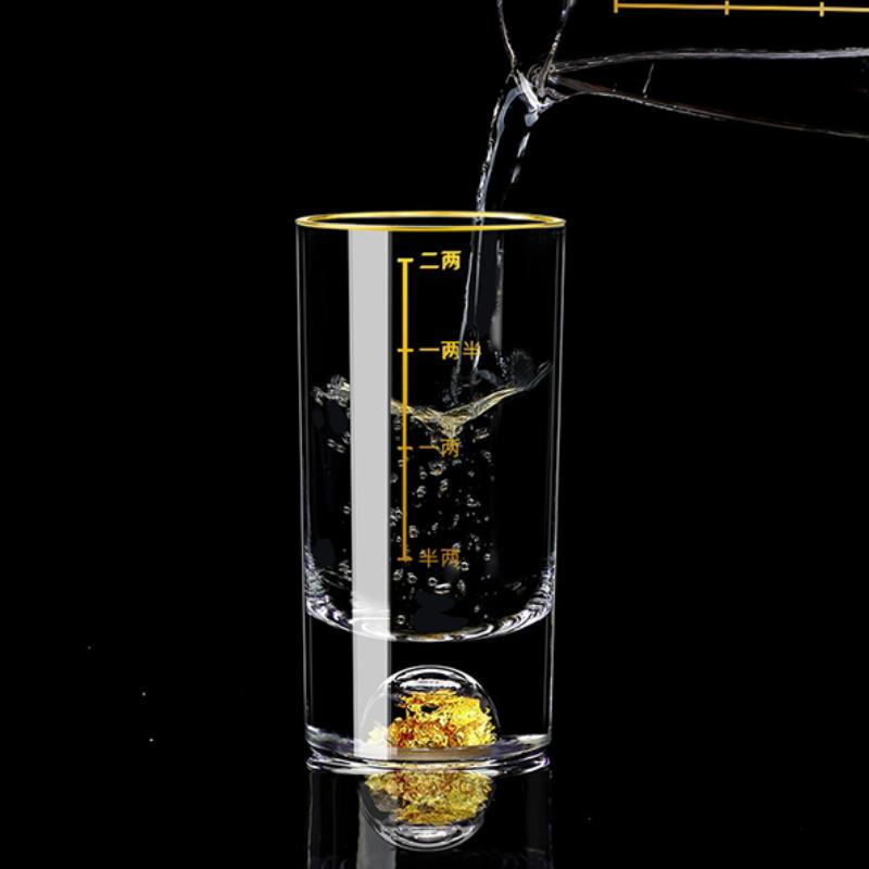 100 ml Whiskyglas mit dickem Boden, 2er-Set, Baijiu-Becher, klassisches Wodkaglas mit Goldfolie, luxuriöser Spirituosenbecher mit goldenen Skalenlinien