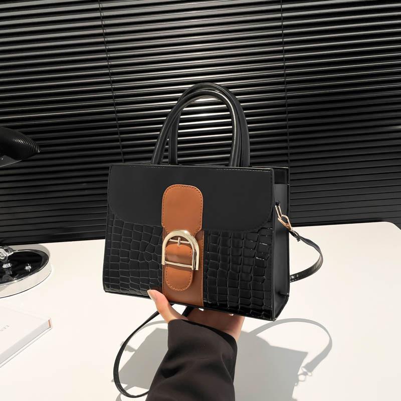 

Стильная и атмосферная портативная маленькая квадратная сумка через плечо повседневная персонализированная текстура повседневная сумка 2024 женская нишевая сумка женская чёрный