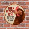 Lustiges deutsches Hahnen-Schild HIER WACHE ICH! Vintage Bauernhaus Hühner Wandkunst, Runde Aluminium Metall Dekoration