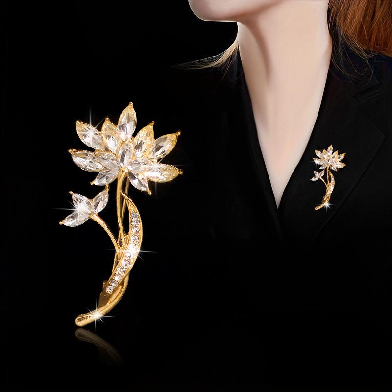 Elegant Crystal Lotus Flower Brooch - Fashionable High-Grade Accessory золотой