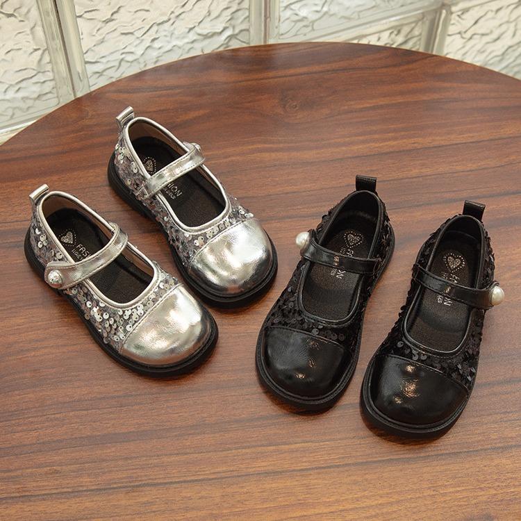 

Девочки блестящие маленькие кожаные туфли 2025 осень новые для девочек среднего и старшего возраста с мелким вырезом туфли для выступлений туфельки модная мягкая подошва 26-30 yards, 5 pairs in one hand серебряный