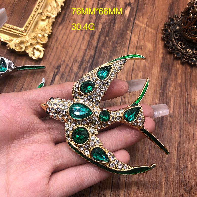 

Винтажный суд Изысканная брошь Ласточка Изумруд Бриллиантовый комплект Аксессуары Настоящее золото Платиновое покрытие Булавки