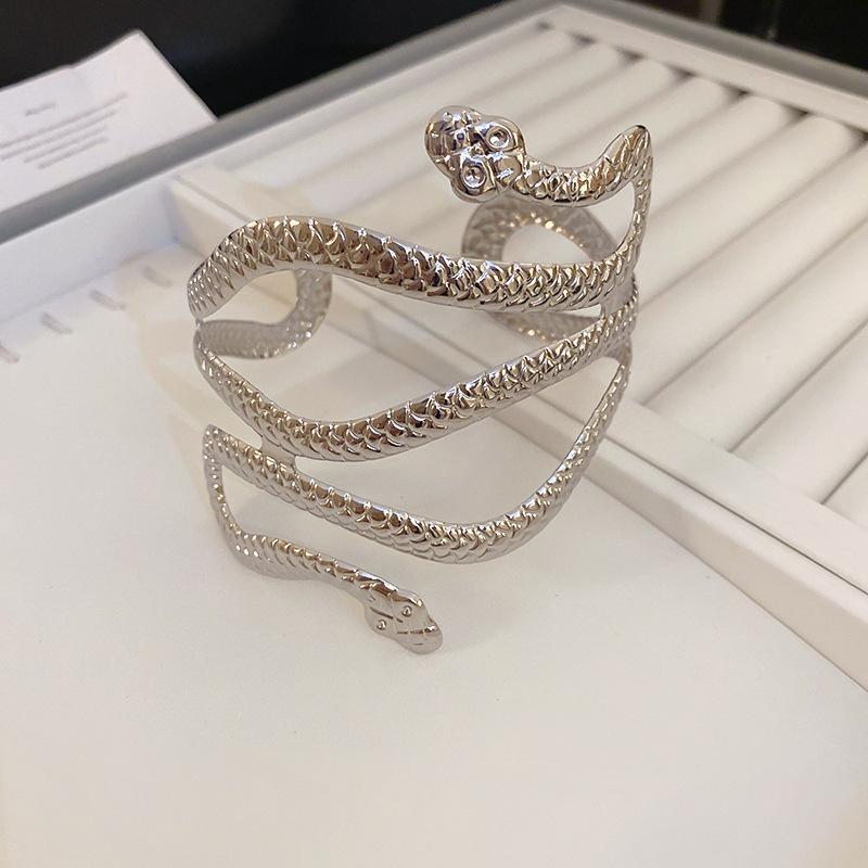 European & American Pleated Metal Bangle: Elegant Cold-Style Bracelet with High-End Luxury Design