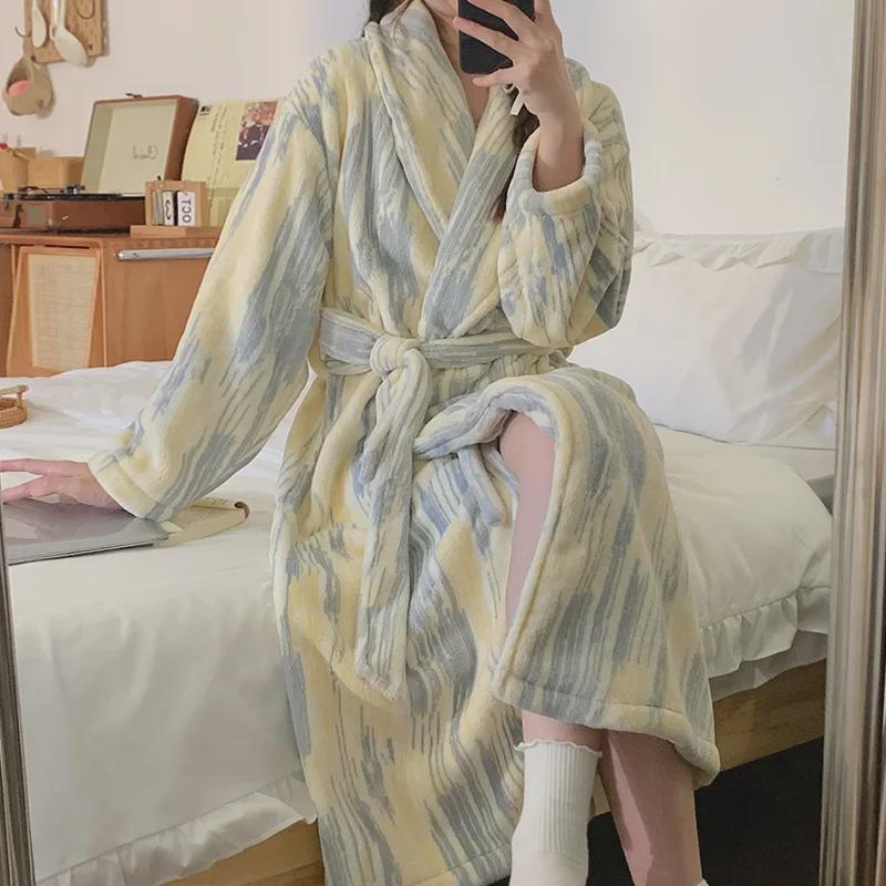 Pruhovaná noční košile z korálového fleecu: Dlouhý flanelový župan na podzim a zimu