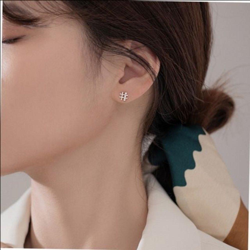 Simple Daily Silver Needle Earrings with Cubic Silver Detail (Wfghh32)