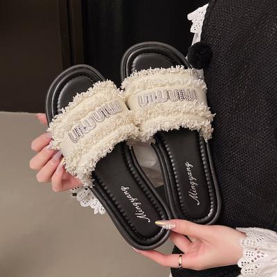 Französische kleine duftende Slipper Damen tragen 2025 Sommer neu Internet-Berühmtheit eckige Schnalle Strass Buchstaben flacher Boden Strandsandalen