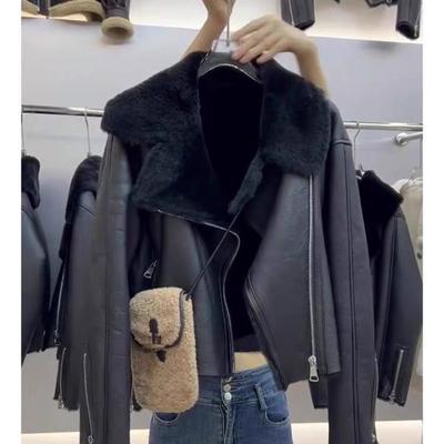 Kurzer Motorradanzug schwarz Fell integriert Lammwolle Imitatfelljacke Damen Herbst und Winter Lederjacke Reversjacke