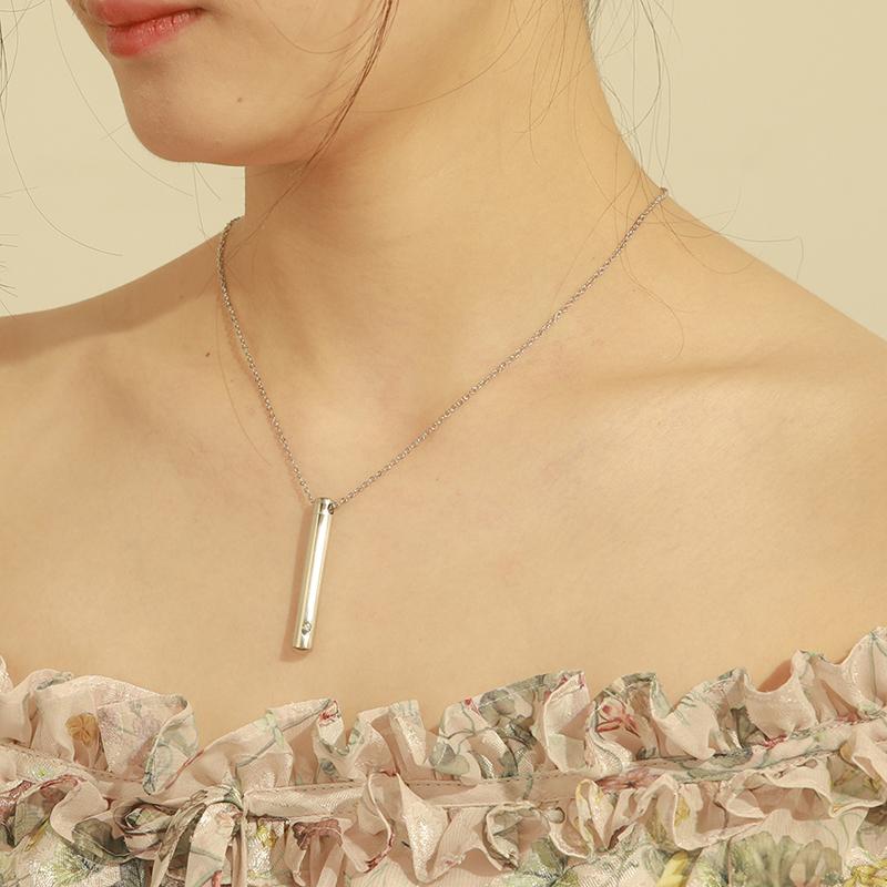 Collana minimalista cilindrica in acciaio inossidabile per uomo e donna, collana alla moda adatta per l'uso quotidiano, gioielli, regali