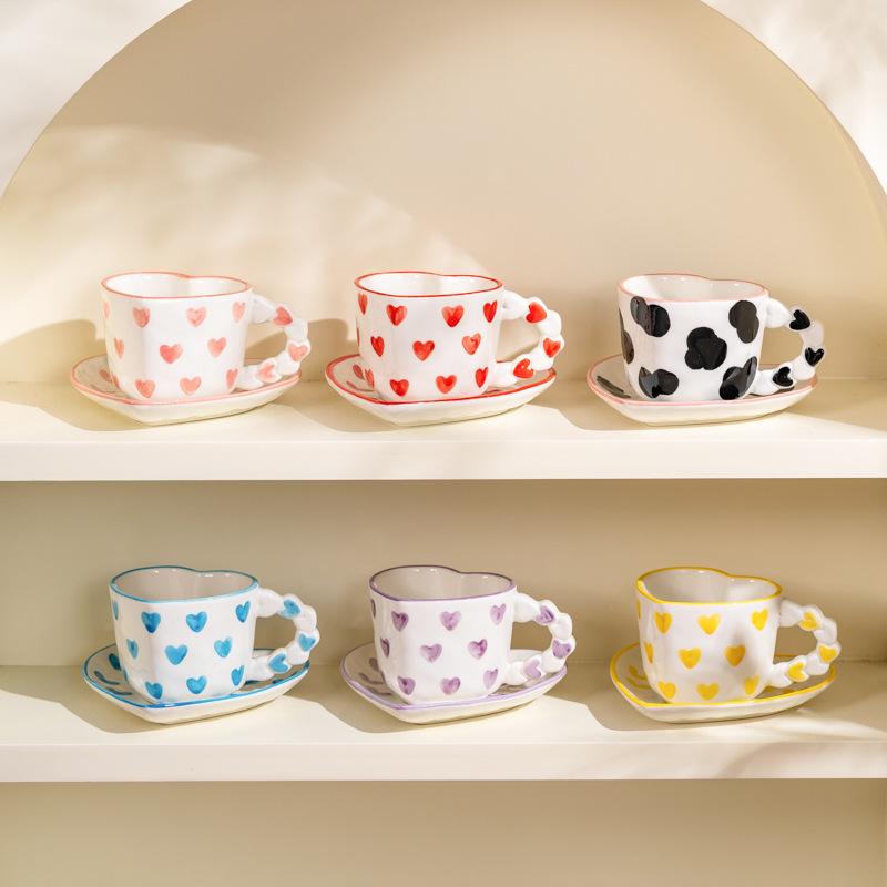 Roztomilý dívčí keramický šálek na kávu s podšálkem - Ručně malovaný růžový design s motivem lásky
