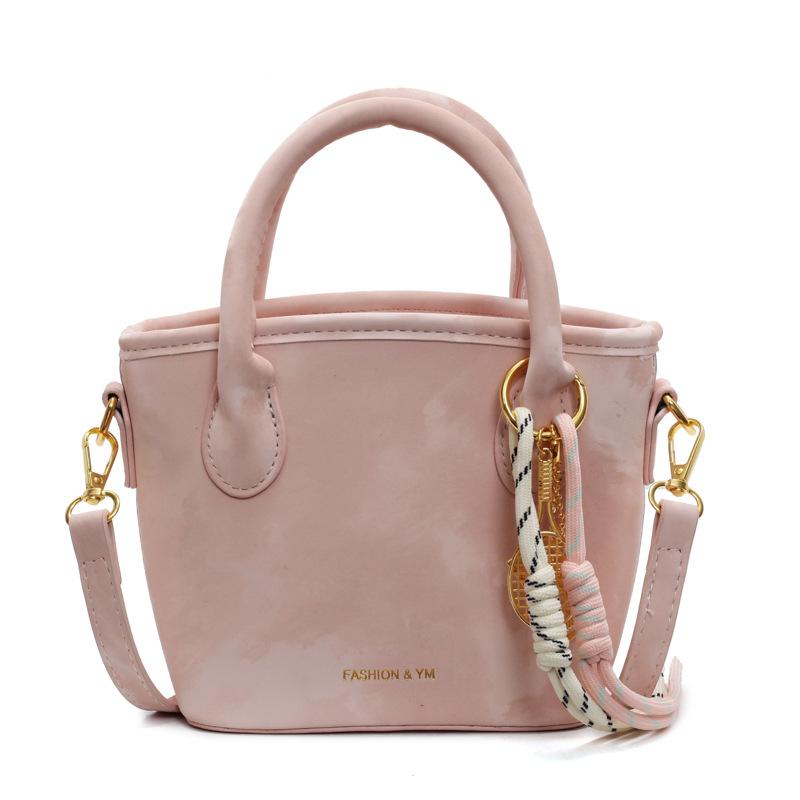 

Spring hot sale niche design premium texture portable bucket bag Korean version casual commuting foreign style messenger women s bag розовый