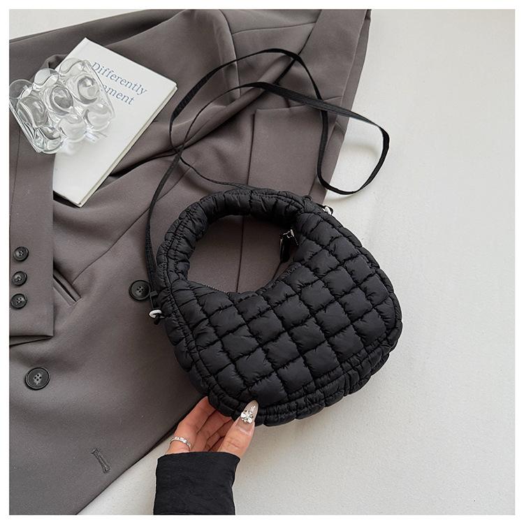 

Зарубежный стиль нишевый дизайн ручная сумка женская 2025 новая универсальная сумка-пельмень повседневная сумка-облако-пузырь сумка-мессенджер