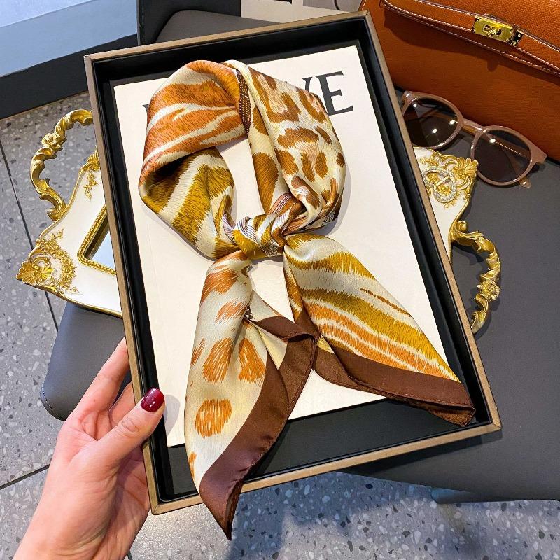 Zhang Ruonan silk scarf women's spring and summer new fashion retro accessories scarf neck high-end small square scarf