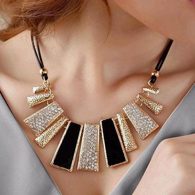 Europese en Amerikaanse geometrische leren touwketting: Dames Multicolor Diamond Short Sweater Chain
