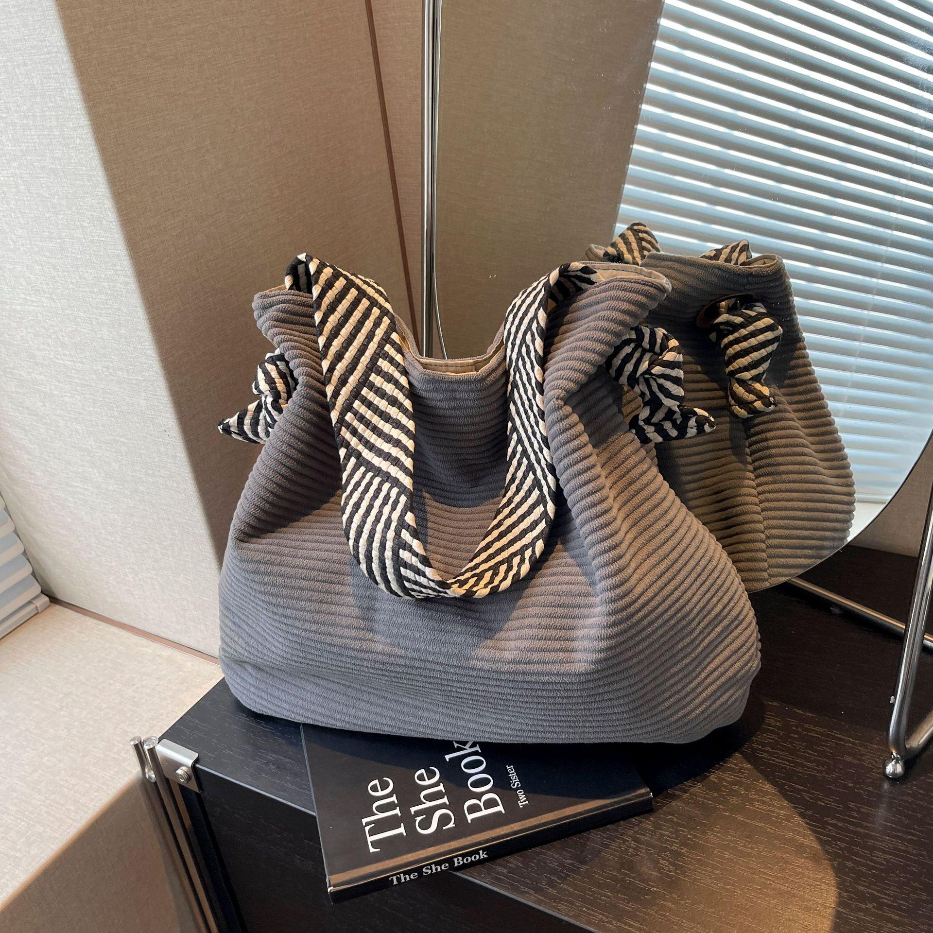 

Повседневная сумка-хобо из вельвета в стиле минимализма с однотонной сумкой в стиле ретро.