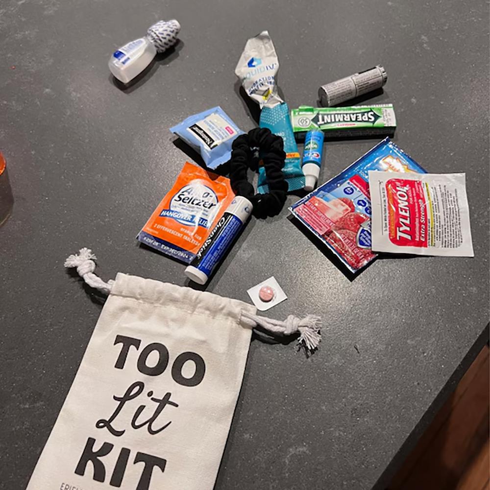 Custom 10Pcs Too Lit Kit Bachelorette Party Favor Hangover Kit Recovery Kit Wedding Souvenirs Gift Bag Bridal Shower Bride To Be