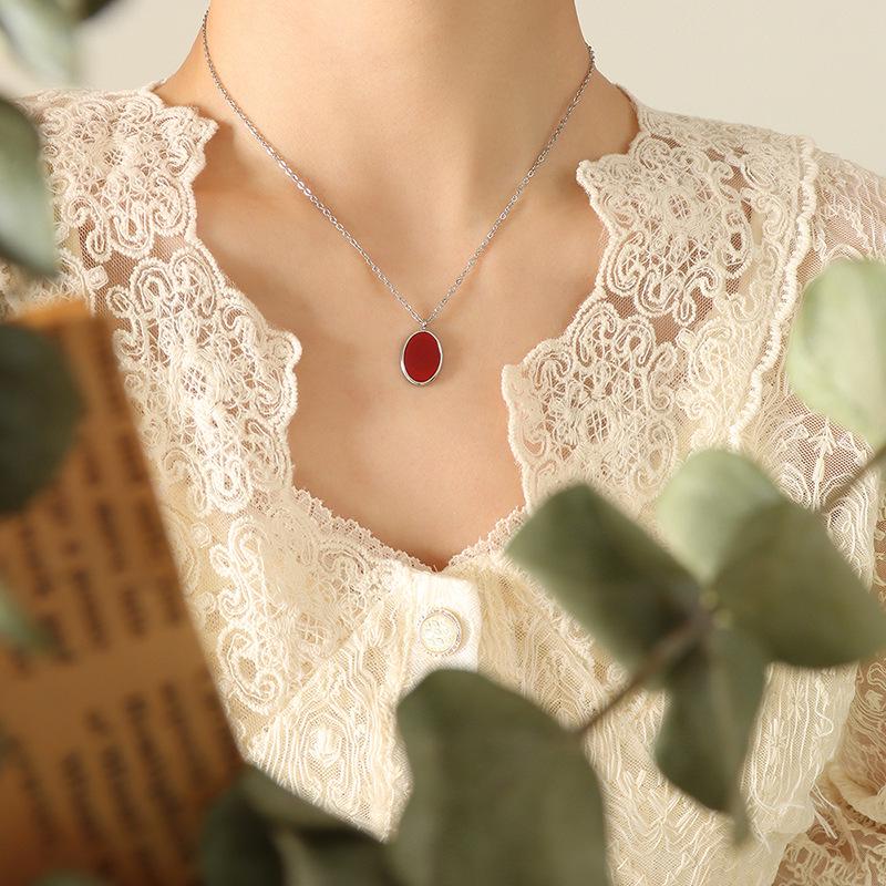 French Retro Elegant Acrylic Oval Pendant Necklace - Fade-Resistant Niche Design Jewelry