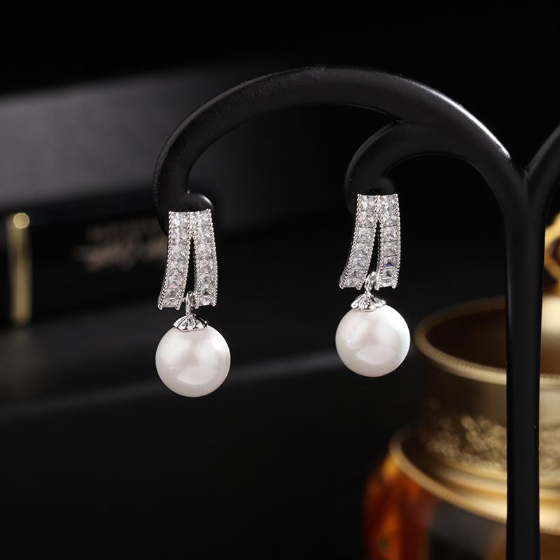 Women's Light Luxury Design Elegant Geometric Imitation Pearl Earrings Fashionable And Versatile Niche Design Earrings