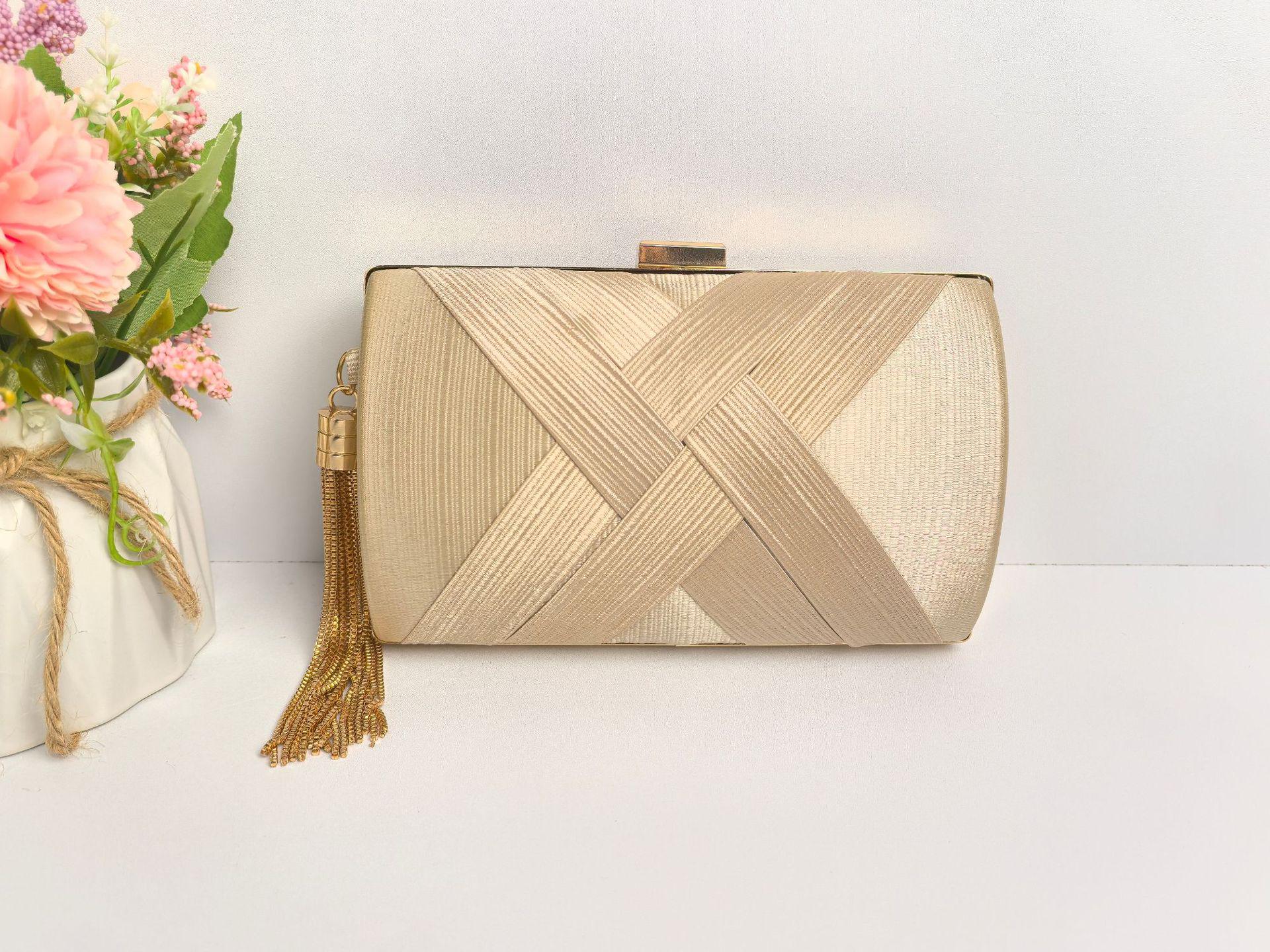 Женский вечерний клатч кроссбоди с кисточкой золотой 1885₽
