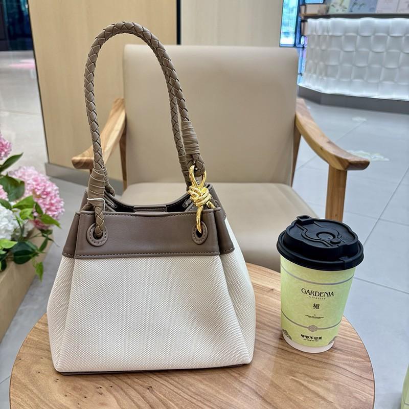 2026 New Cowhide Woven Bag Same Brand Model Hand-carry One-shoulder Cross-body Fashionable Women's Landing Umbrella