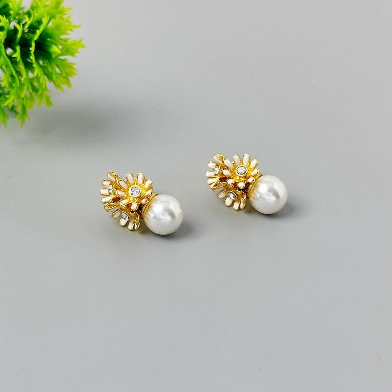 

Fashion Small Fresh Pastoral Flower Daisy Stud Earrings High-End Earrings