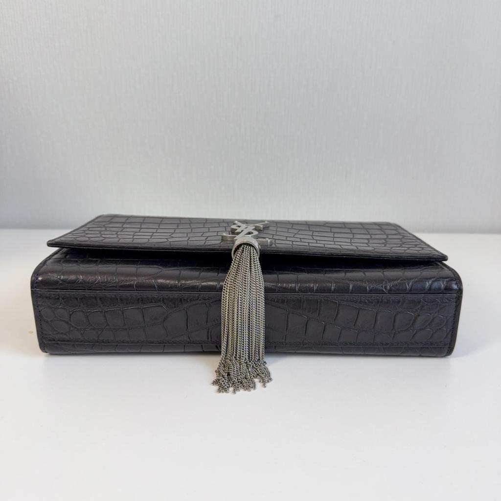 [Pre-Owned] Ysl Kate Silver Logo Chain Crocodile Pattern Embossed Glossy Calfskin Leather Tassel Crossbody Shoulder Bag Medium - Excellent #4O0005