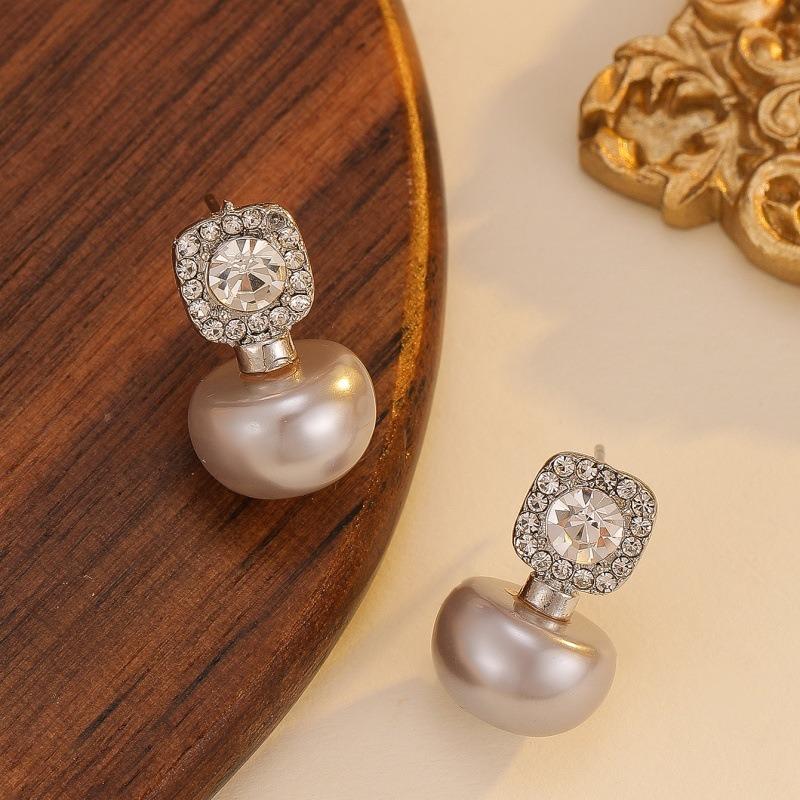 Exquisite Full-diamond Sweet Bow-shaped Pearl Stud Earrings for Women, Fashionable, Simple, Small, and Versatile. Ear Jewelry.