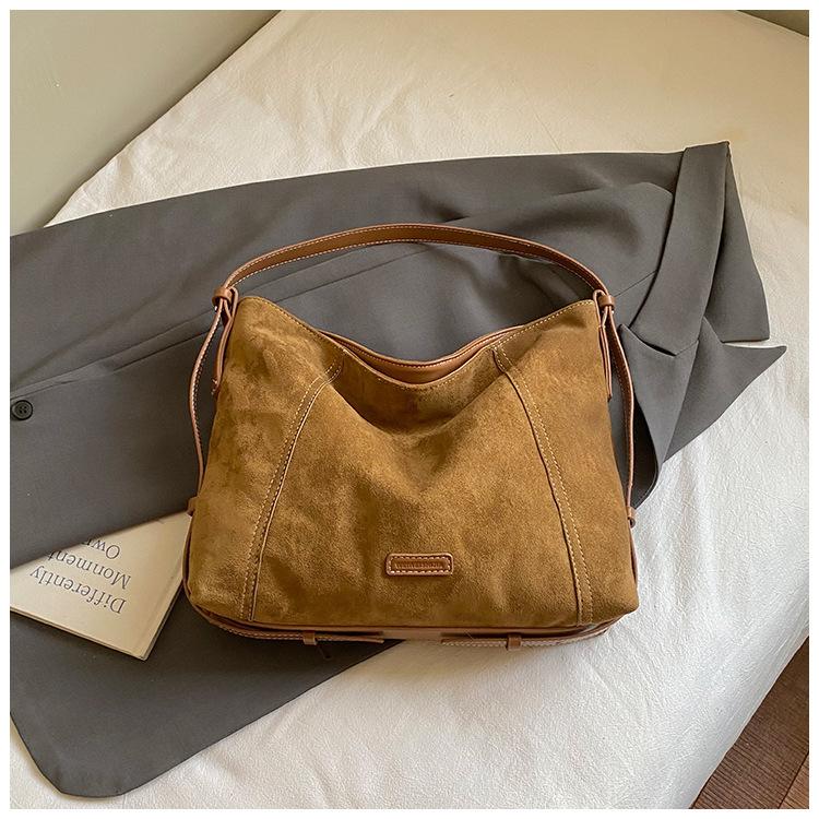 

Korean version of fashionable large-capacity bag women s 2025 new simple shoulder messenger bag soft face women s commuter tote bag