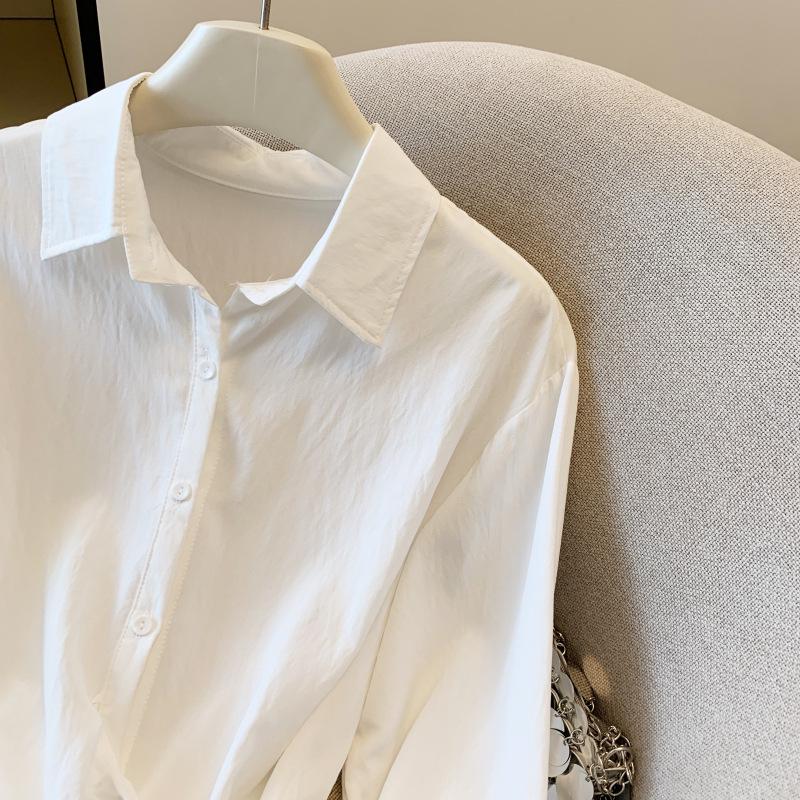 Jesienny Szyk: Jedwabna Koszula z Długim Rękawem Podkreślająca Talie – Elegancki i Modny Design