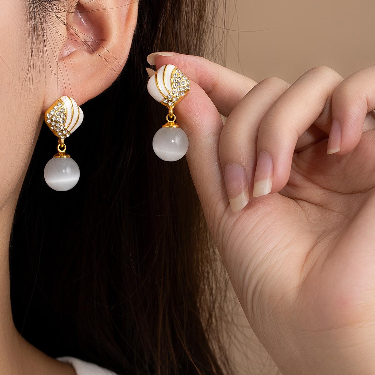 

Temperament High Sense White Opal Fashion Atmospheric Earrings Prism Diamond Light Luxury Elegant Small Fragrant Wind Earrings