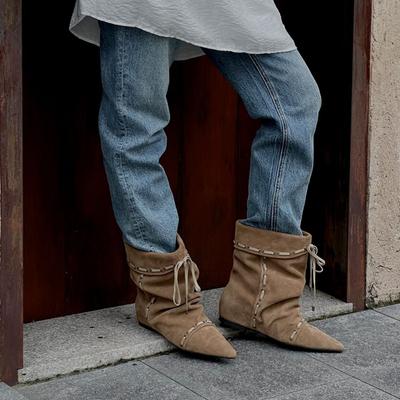 Gefaltete spitze Kurzstiefel Damen flache Sohle Riemen 2025 Herbst und Winter neu retro Nische Maillard Western Cowboystiefel