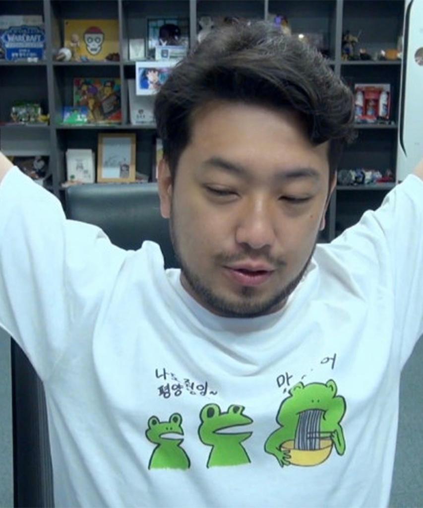 Eolleongttungttangsangjeom [Tongdak Cheonsa] Pyongyang Naengmyeon Frog Tee White