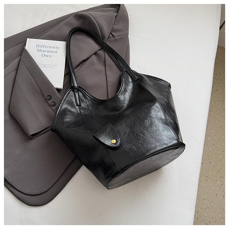 

Lazy wind large-capacity tote bag women s 2025 new versatile commuter underarm bag retro premium shoulder bag чорний