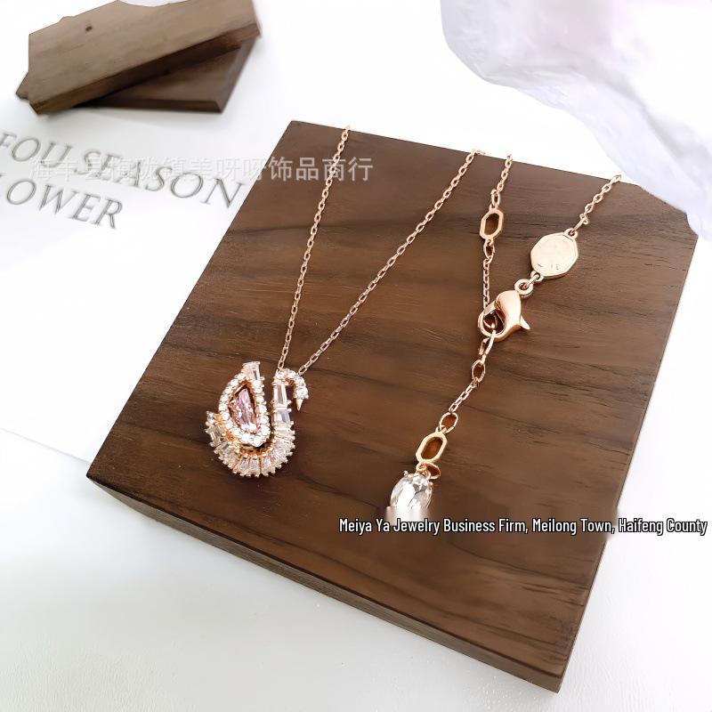 Set de bijuterii Shijia Lebădă: Colier Lebădă Albastră & Cercei Lebădă Roz cu Lanț Claviculă la Modă