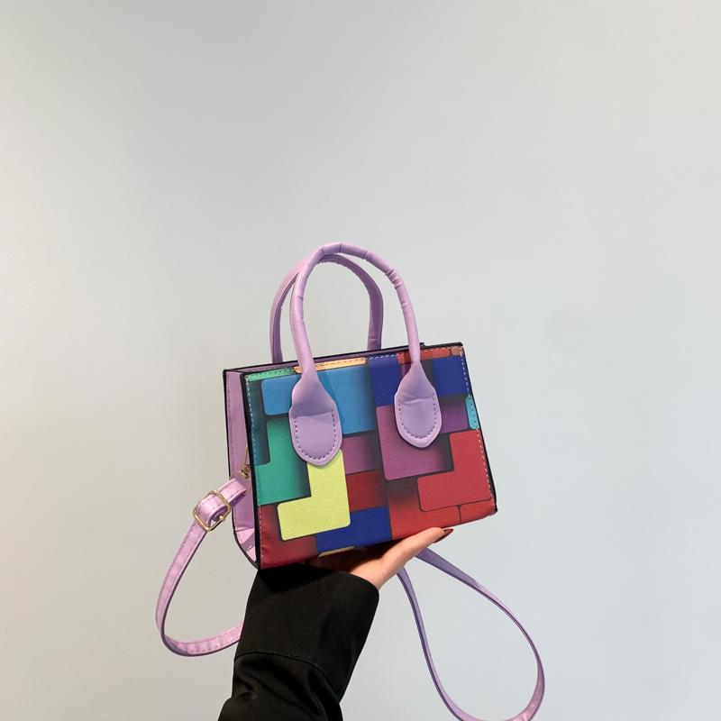 

Модная сумка контрастного цвета 2025 нишевый дизайн универсальная осенне-зимняя новая на плечо сумка-мессенджер маленькая квадратная сумка женская фиолетовый