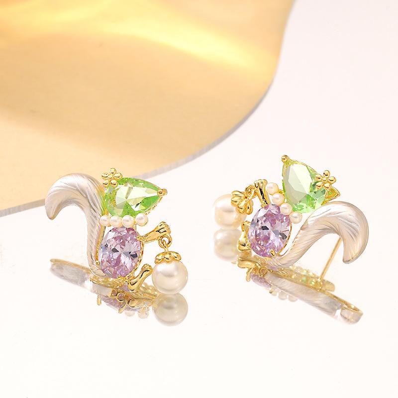 

French gentle temperament, small fragrance, diamond-set pearl dripping oil, little squirrel stud earrings, light luxury high-end versatile earrings. фіолетовий