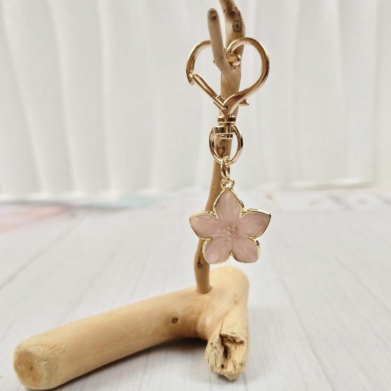 1 Stück Metall Schlüsselanhänger in Sakura-Blütenform mit leichtem, fließendem Sakura-Design und ID-Anhänger, geeignet für Taschen, Autos, Paare und als Weihnachtsgeschenk, Geldbörse