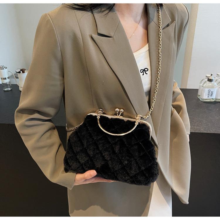 Rhombus Kette kleine Tasche Damen 2024 neue Herbst und Winter Plüschtasche vielseitige Clip Shell Tasche Handtasche Haartasche