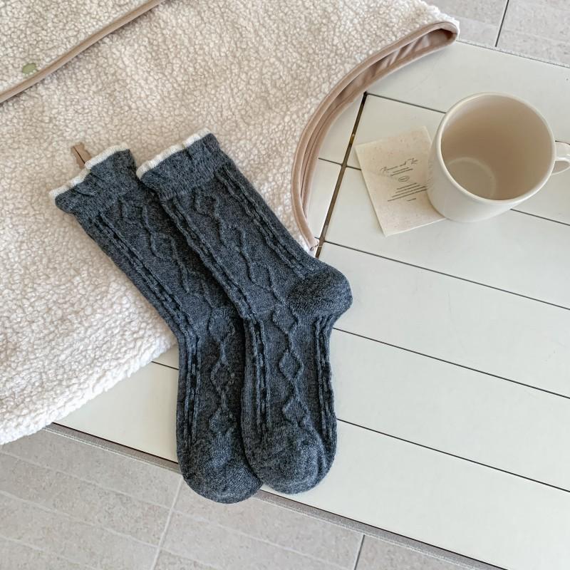 Women's Mid-calf Socks, Winter Fleece Warm Wool Socks, Black and White Women's Flower Bud Mouth Pile Texture Long Socks