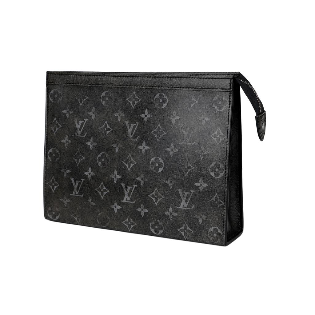 Louis Vuitton Pochette Voyage MM Monogram com Zíper e Acabamento em Couro Bolsa de Higiene Pessoal Clutch Médio Bolsas Masculinas Cinza M11764