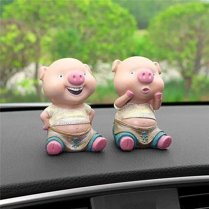 2PCS/Set Car Ornaments Resin Pig Couple Cute Doll Figure Interior Dashboard Decor Toys Automobiles Decoration Accessories Gifts