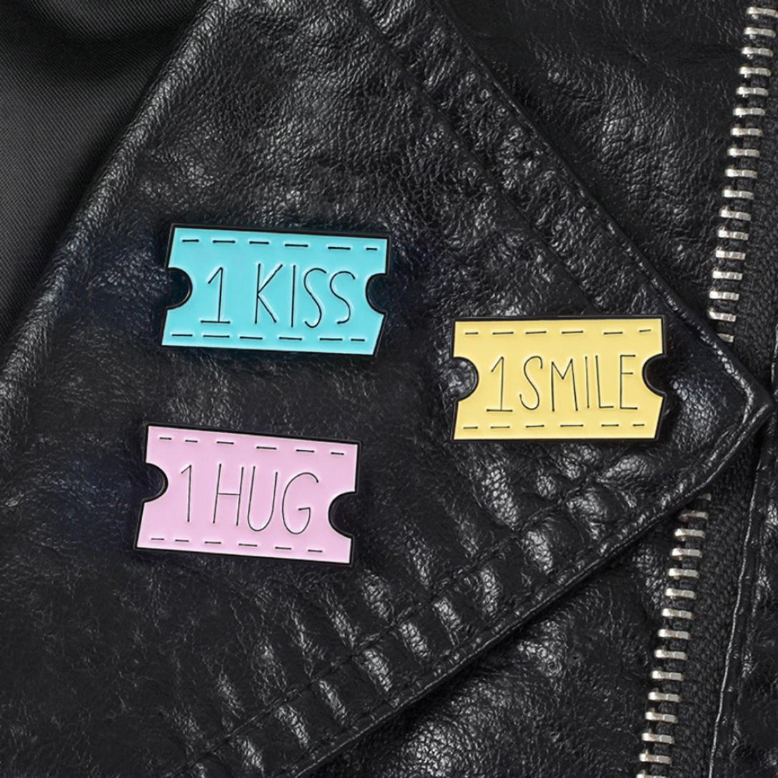 

Женщины УЛЫБКА ОБЪЯТИЯ ПОЦЕЛУЙ Письмо Фильм Билет Эмаль Брошь Булавка Воротник Значок Украшения