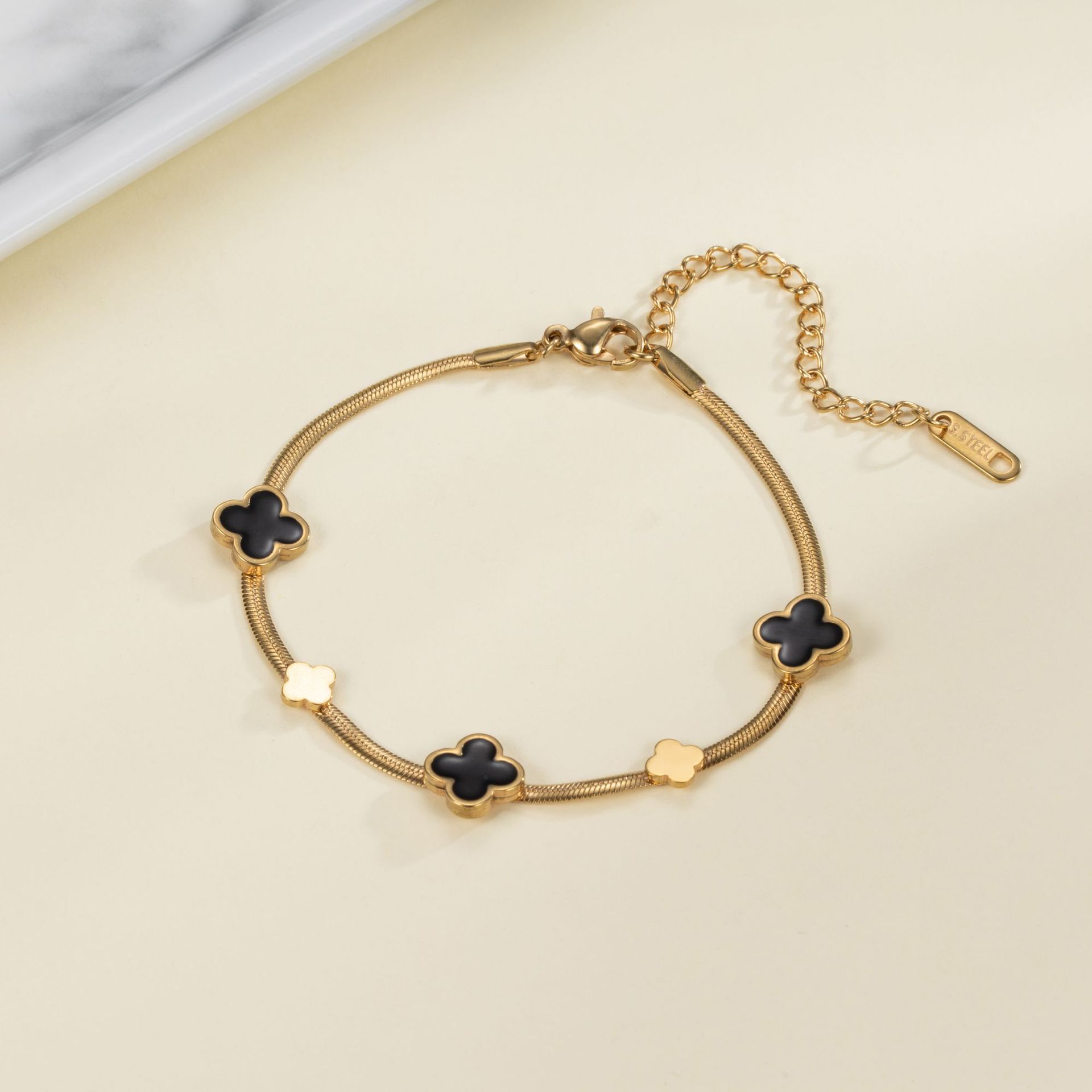 

Счастливый четырехлистный клевер титановый стальной браслет нишевый дизайн Ins личность темперамент аксессуары для ста рук золотой