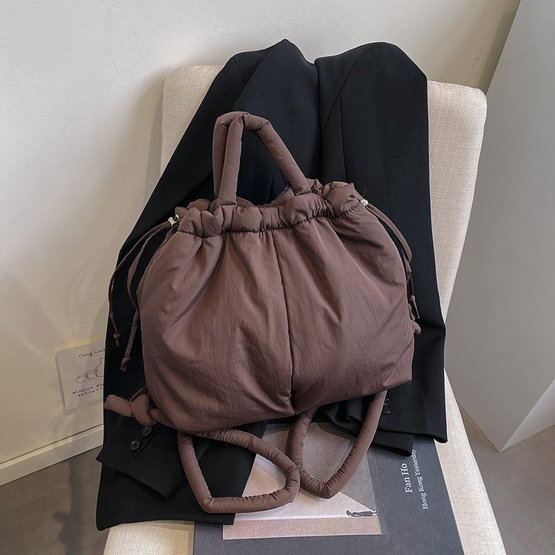 Einfache Nyl-Tragetasche Leichte Tragetasche Daunen gefüllt Stilvolle Umhängetasche Pendler Schulrucksack Reise Damen Crossbody-Tasche