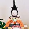 wooden Hina doll display with a round face and a stylish Made by Koichimitsu Compact, case-mounted case. Cute, miniature, white, design. Jinya.