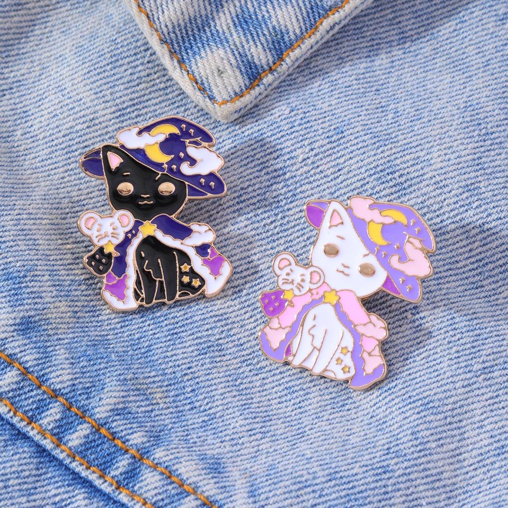 Lustige Niedliche Anime Schwarz Weiß Farben Hexe Katze Emaille Anstecknadeln Maus Mond Umhang Magie Rosa Halloween Goldene Pins