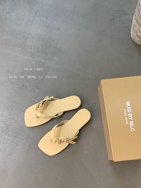 Chaussures plates de mode Pantoufles pour femmes Dames Slipers Tongs en caoutchouc pour femmes 2025 Sandales hawaïennes Chaussures à enfiler Tongs en caoutchouc Pantoufle