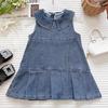 Ärmelloses weiches Denim-Latzkleid für Mädchen mit Puppenkragen und Falten