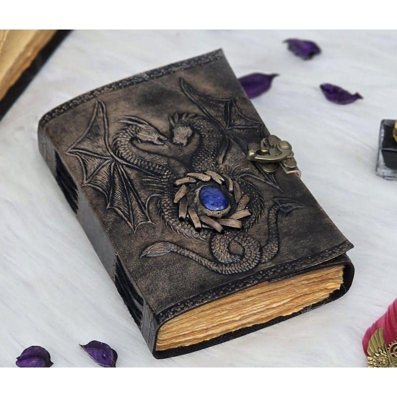 

Кожаный блокнот ручной работы «Двойной дракон» с синим камнем | Тисненый винтажный скетчбук | Кожаный блокнот «Двойной дракон» | Журнал-гримуар 8 x 6 in