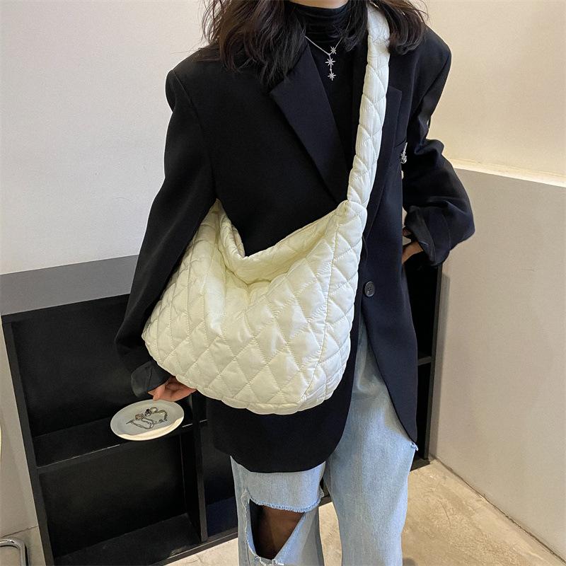 Autumn and Winter 2025 New Shoulder Bag Women's Cloud Folds Casual Personality Large Capacity Cotton Bag Messenger Bag Commuting