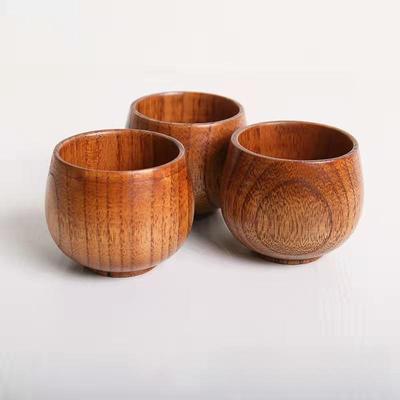 Japanischer Holzbecher – isolierter Retro-Holzbecher für Sake und Wasser